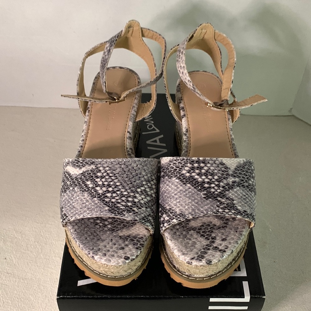 NIB: Womens Size 7.5 Wedge Sandals Grey & Beige Snake Print by Wild Diva